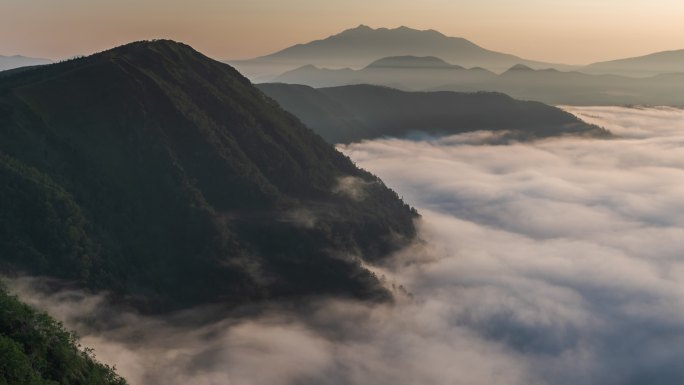 时光倒影：日本北海道阿甘国家公园的马舒湖上空飘过的薄雾