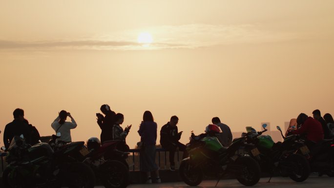 夕阳下的摩托车聚会