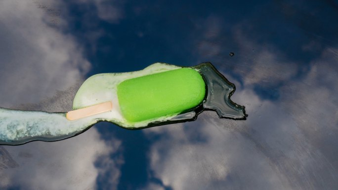 4K日程表-绿色冰淇淋（冰棍）在蓝天背景下融化