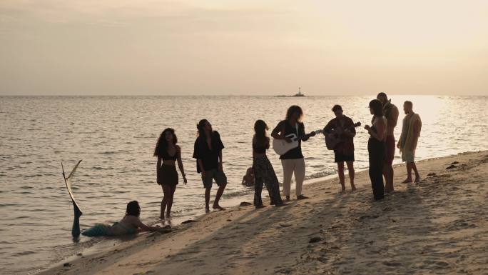 朋友们在沙滩上唱歌和弹吉他