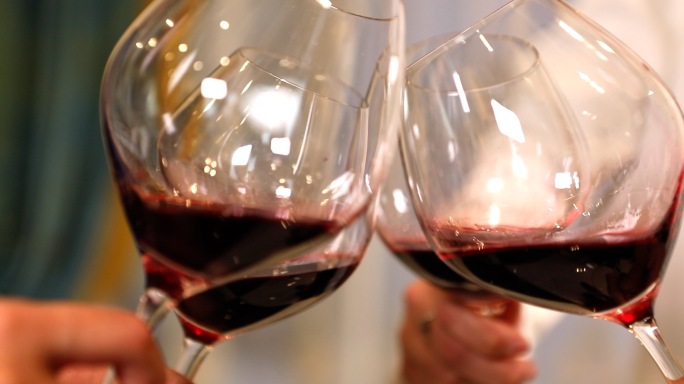 红酒碰杯