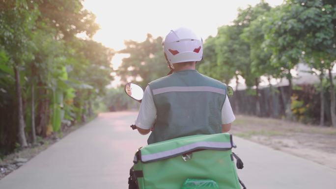 日夜兼程穿梭在城市之间的外卖小哥朴朴超市