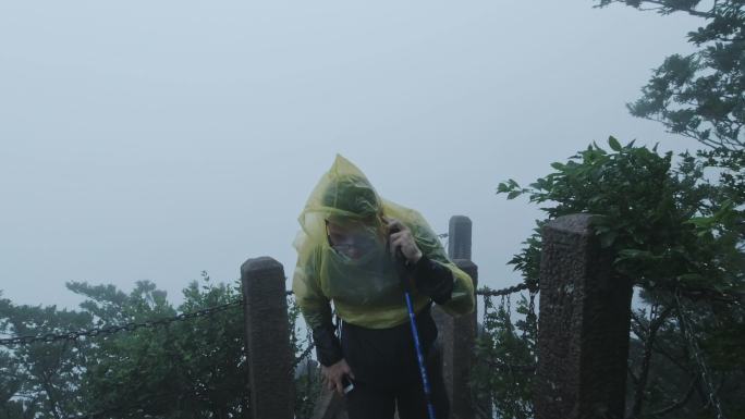 雨中的游客，中国安徽黄山