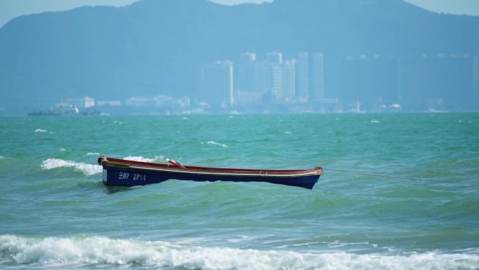 大海上飘摇的小船