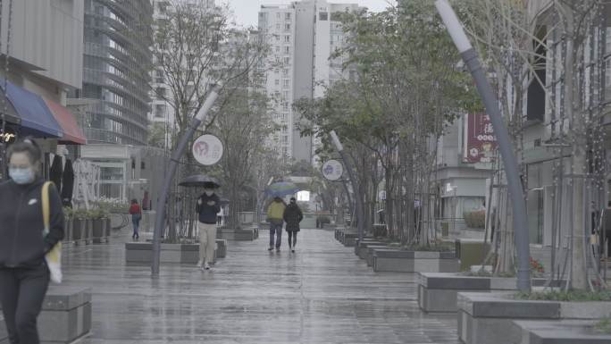 下雨街道上的行人