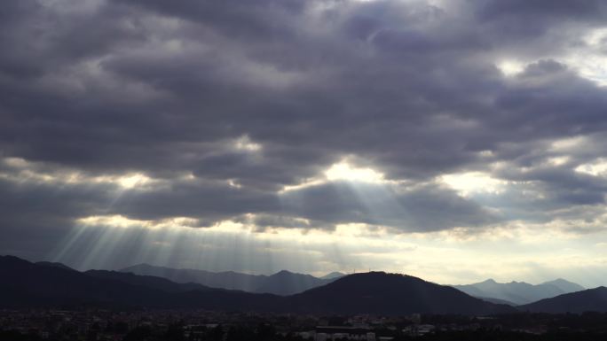 天空阳光穿透云层实拍耶稣光天光丁达尔光效