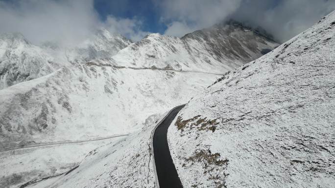 大雪过后的四川巴朗山垭口