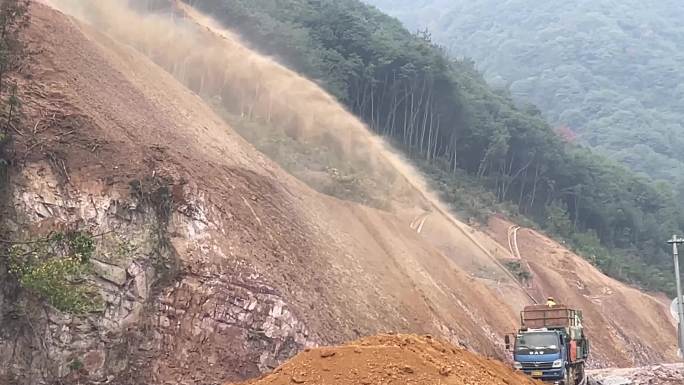 道路矿山塌方山坡复绿喷洒种子土壤实拍素材