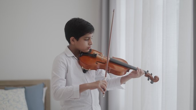 拉小提琴的男孩拉小提琴印度男孩