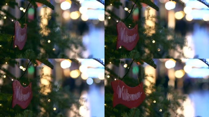 克拉科夫的圣诞树上有写着欢迎的牌匾