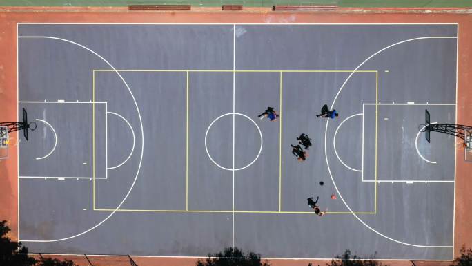 头顶上一群面目全非的男子在打篮球。年轻人在上面运动