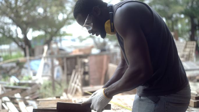 木工作业国外黑人木匠刨子木头