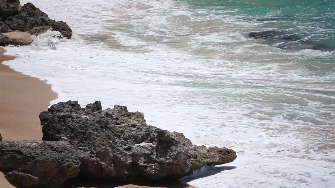 礁石 沙滩 海浪拍打礁石 大海 浪花