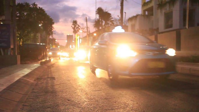 夕阳下的街道 逆光行驶的汽车 印尼街景