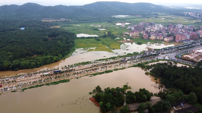 实拍被洪水淹没的涉水车