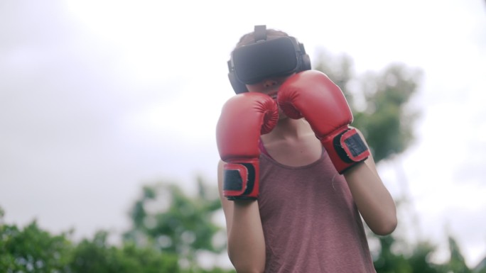 VR耳机训练中的运动女子拳击