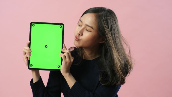 女子展示数字平板电脑绿色屏幕