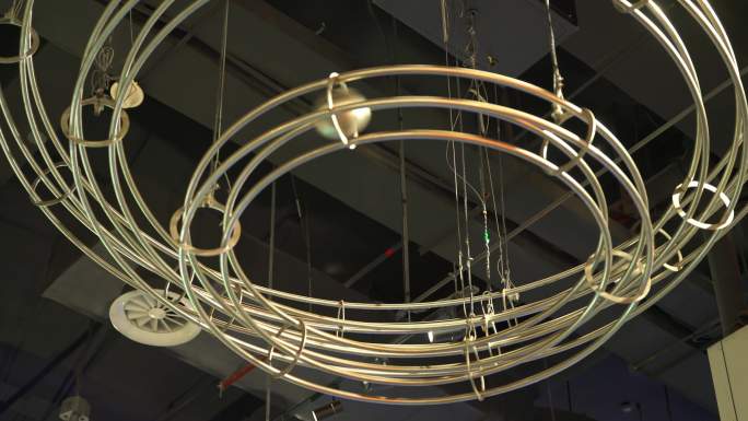 科技馆里展示的三轨道循环运动的钢球