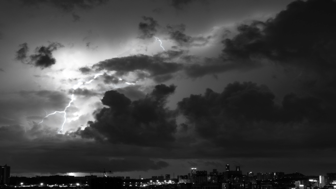 天空打雷打闪