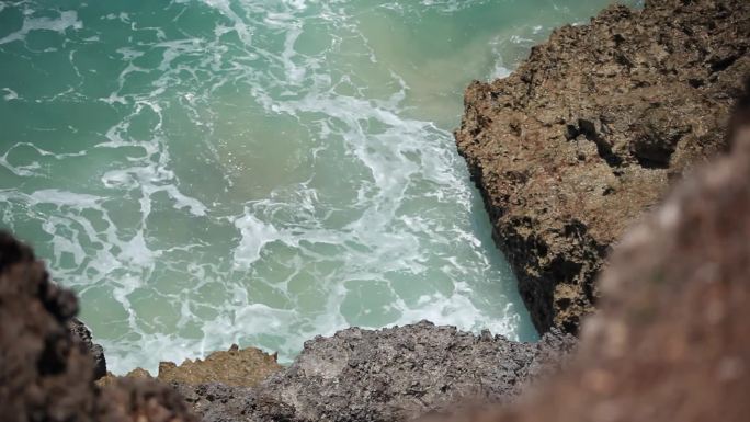 海浪拍打礁石 海浪拍打礁石大海浪花礁石