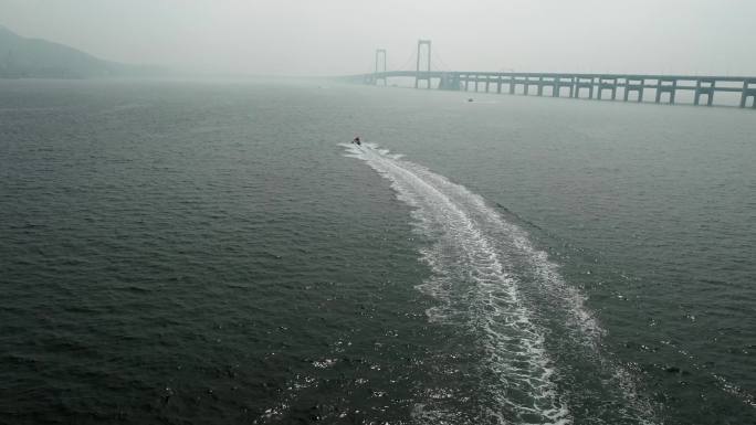 大连星海湾游艇行驶