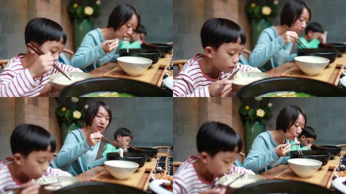 男孩用筷子吃米粉现代生活吃早餐