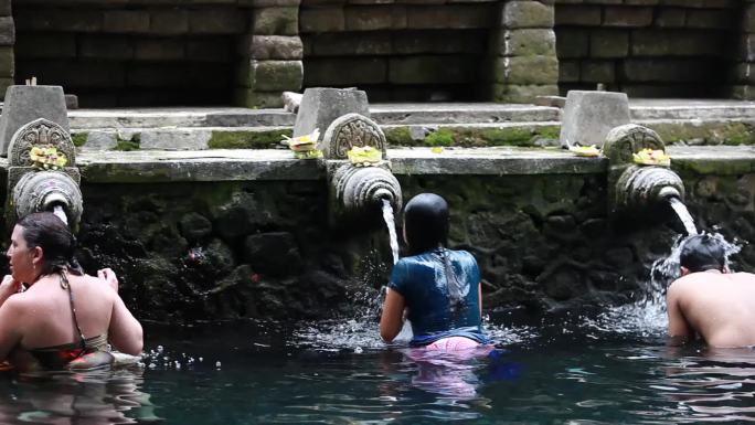 在寺庙的泉水中沐浴 净化身体和灵魂 祈祷