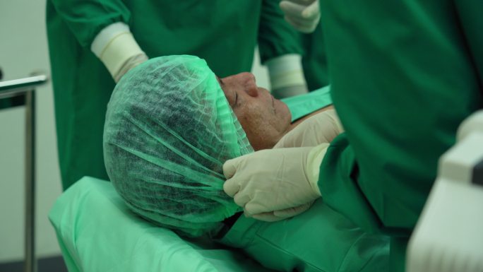 执行外科手术的医疗团队 在手术室为昏迷患者放置氧气面罩呼吸机