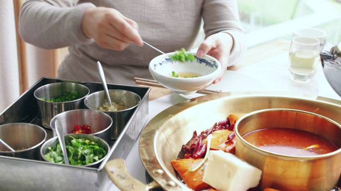 吃火锅前准备葱姜蒜清油调味品特写