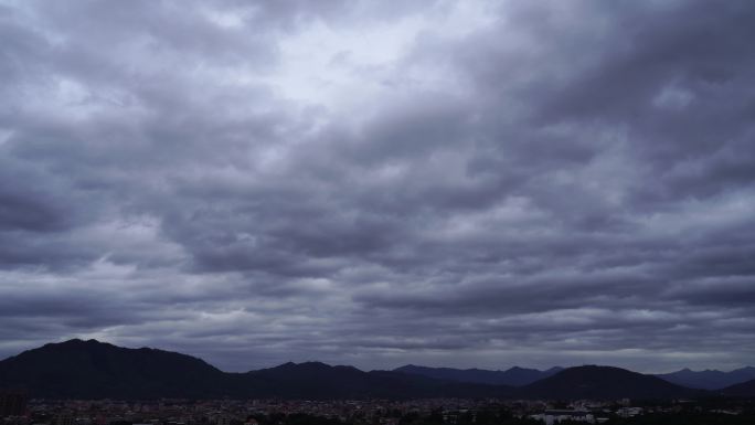 台风天乌云实拍阴天延时下雨暴风雨天气变化