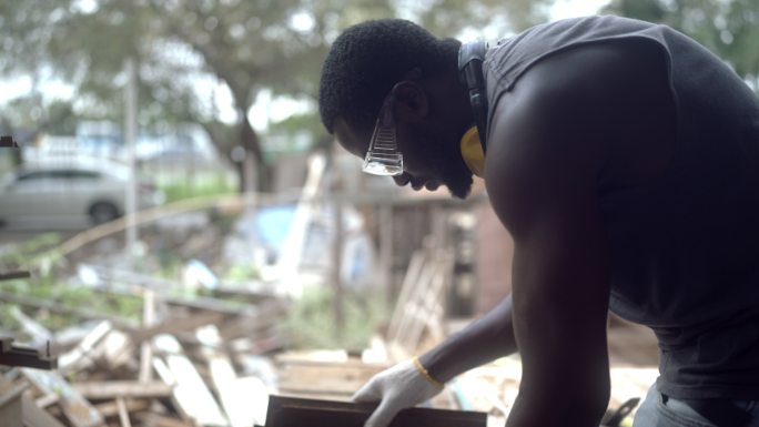 木工作业国外木匠工作黑人