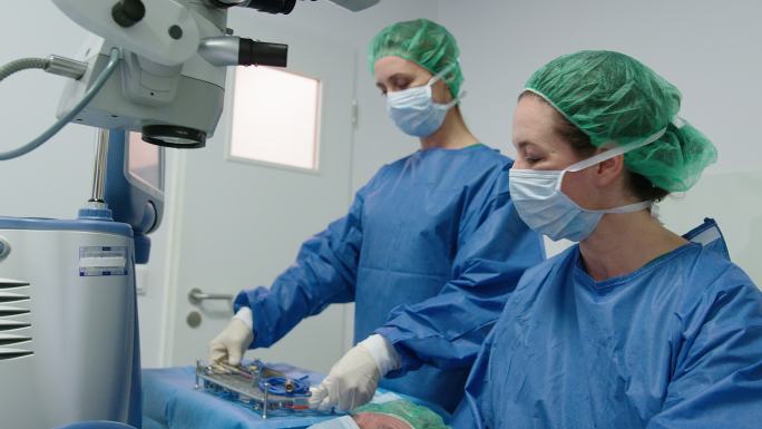 医生和护士在手术室为病人做眼科手术准备