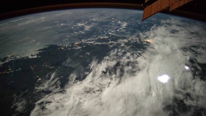 从太空看地球。真实视频。没有CGI。取自国际空间站