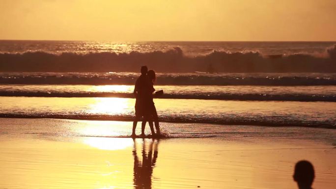 海边夕阳 海边日落 幸福的情侣海边散步