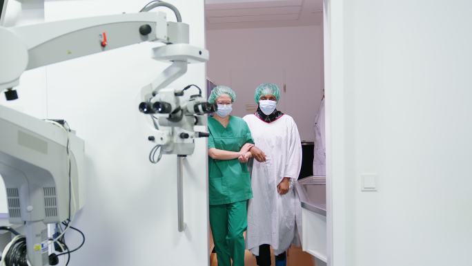 护士在眼科医院帮助病人走向手术室