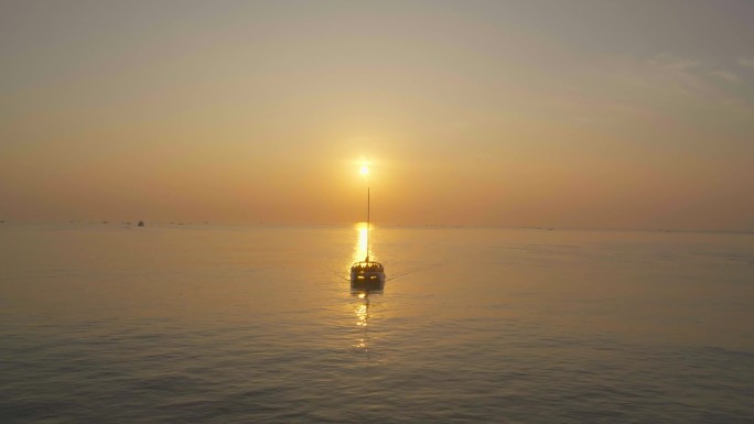 4K日落时分漂浮在海面上的小船 夕阳倒影