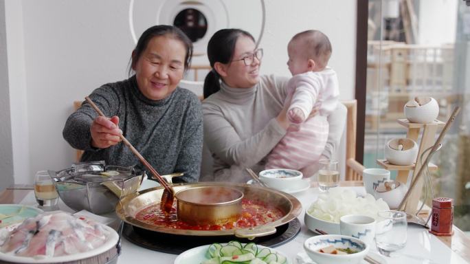 一家人祖孙三代开心吃饭聚餐涮火锅