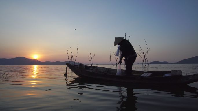 当地渔民早上在水中抛渔网捕鱼的生活方式视频片段