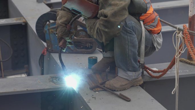 建筑工人工地焊接施工钢铁工人电焊农民工