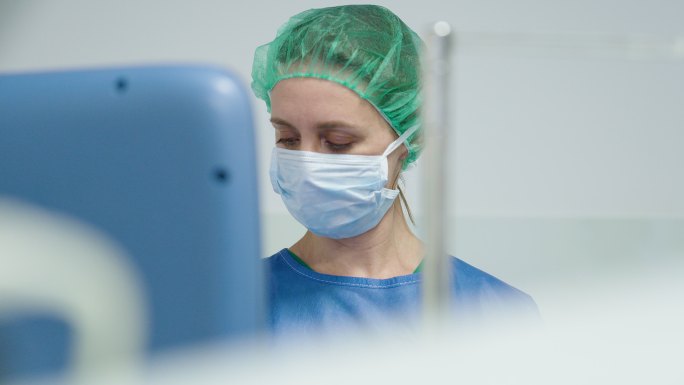 光学手术期间护士在电脑上工作