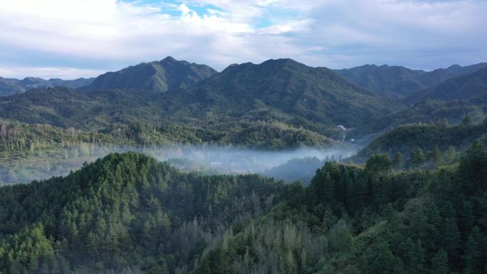 陕南山川云雾缭绕航拍