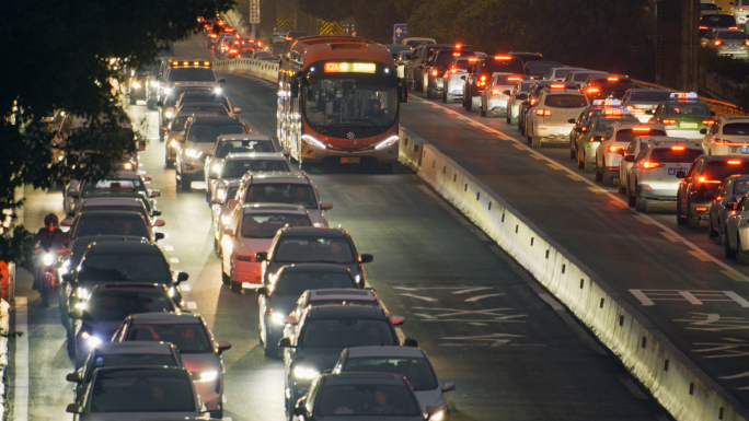 夜晚堵车 晚高峰开车回家 都市城市车流