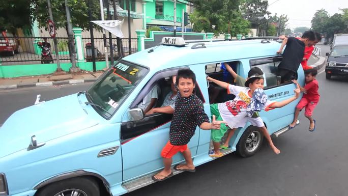 小孩扒车 东南亚风情 雅加达街景印尼人文