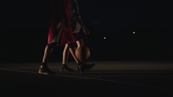 SLO MO篮球运动员晚上散步时弹球