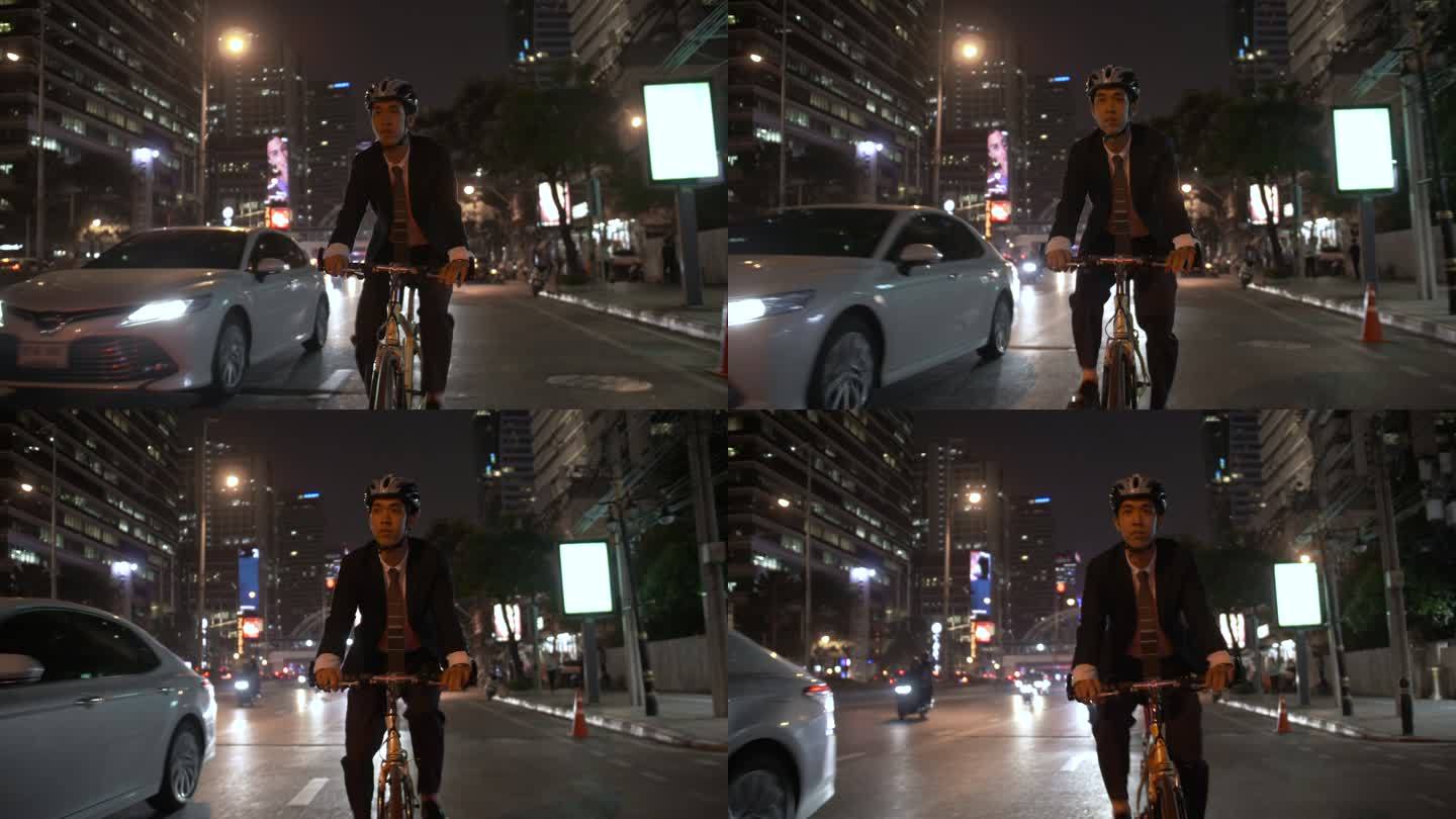 在城市里骑自行车的商人