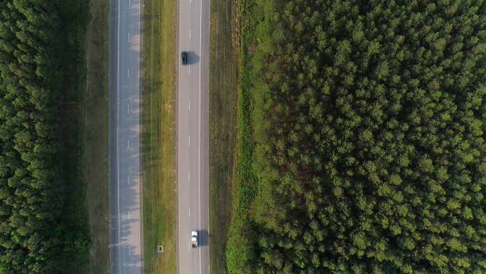 美国北卡罗来纳州，森林环绕的高速公路上交通缓慢。鸟瞰图。