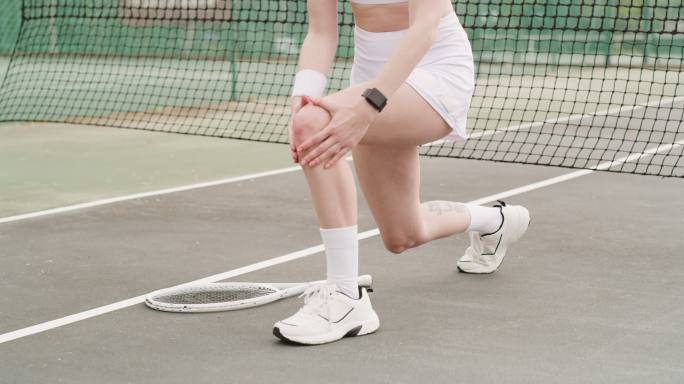 一名面目全非的女子在打网球时伸腿的4k视频片段