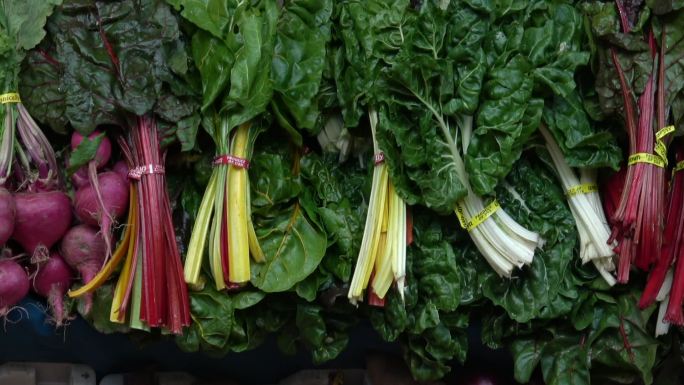 农贸市场上的健康有机蔬菜