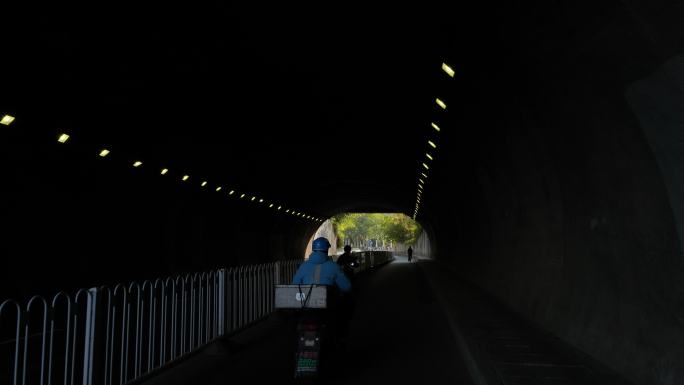 南京街头的隧道