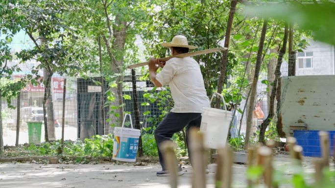 农村老人中老年男务农干活挑水锄地锻炼身体